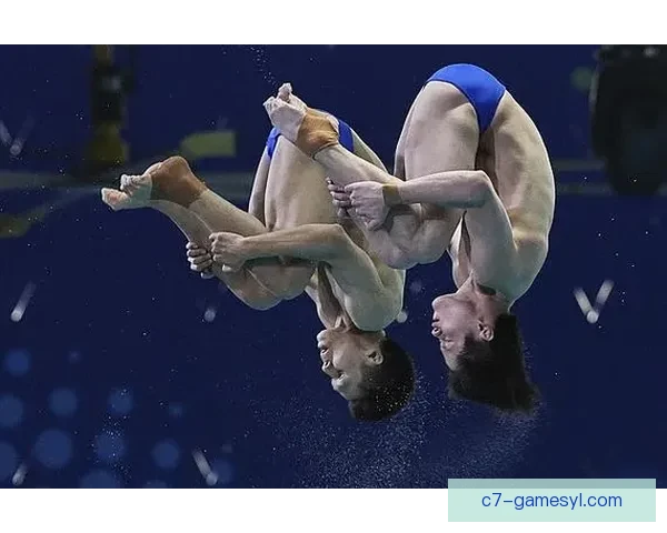 跳水男子10米跳台预赛 中国两名选手晋级半决赛